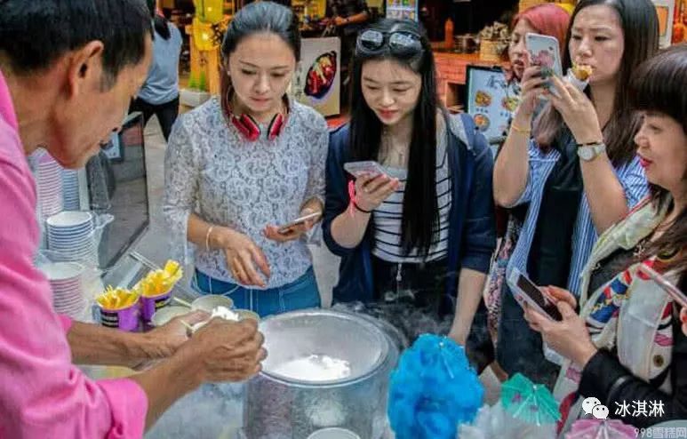 大叔在街边卖“冒烟”冰淇淋，看起来很梦幻，吸引美女们围观拍照(1)