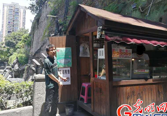 男子偷雪糕被捕，藏着20多支雪糕，大写的尴尬 (1)