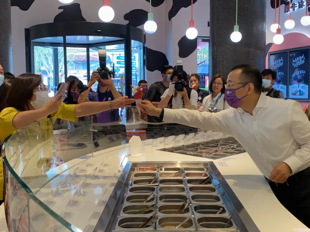 今天,蒙牛CEO亲身站台环球度假区冰淇淋店(图2) 今天,蒙牛CEO亲身站台环球度假区冰淇淋店(2)
