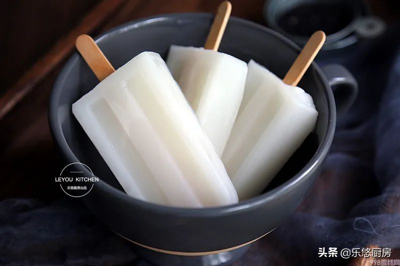 小时候常吃的老冰棍，在家做很简单，用牛奶、糖、糯米粉就可以做,想吃可以学(10)