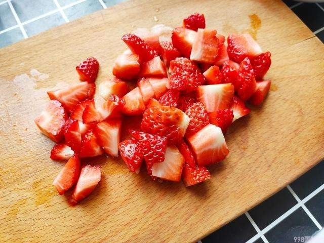 圣代杯冰淇淋怎么做好吃（香香甜甜入口化自制方法在这里）(2)