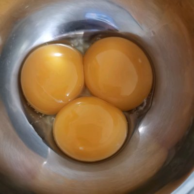 牛奶冰淇淋怎么制作（自制奶香冰淇淋步骤分享）(1)