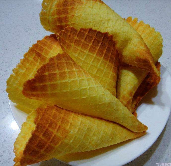 冰淇淋甜筒皮怎么做（现在学做冰淇淋脆皮蛋筒完美融合）(8)